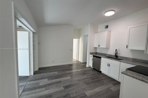 House in Lantana, Florida 2 bedrooms, 80.92 sq.m. № 1980264 - photo 4