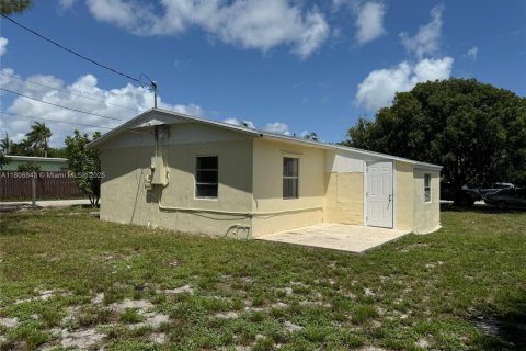 House in Lantana, Florida 2 bedrooms, 80.92 sq.m. № 1980264 - photo 17