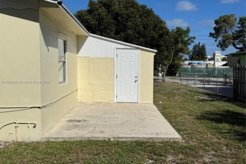 House in Lantana, Florida 2 bedrooms, 80.92 sq.m. № 1980264 - photo 18