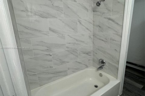 House in Lantana, Florida 2 bedrooms, 80.92 sq.m. № 1980264 - photo 6