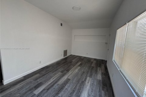 House in Lantana, Florida 2 bedrooms, 80.92 sq.m. № 1980264 - photo 12