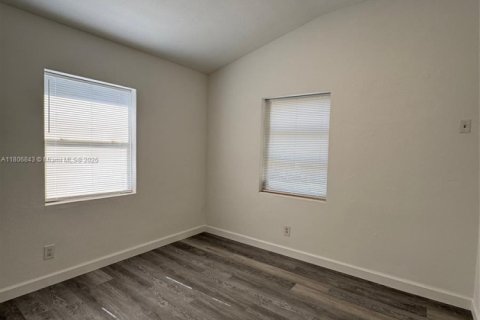 House in Lantana, Florida 2 bedrooms, 80.92 sq.m. № 1980264 - photo 11