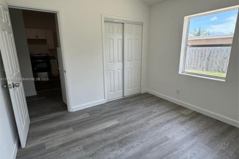 House in Lantana, Florida 2 bedrooms, 80.92 sq.m. № 1980264 - photo 10