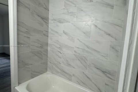 House in Lantana, Florida 2 bedrooms, 80.92 sq.m. № 1980264 - photo 7