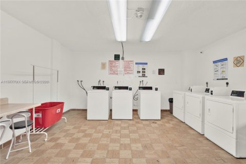 Condo in Miami, Florida, 2 bedrooms  № 2042330 - photo 26