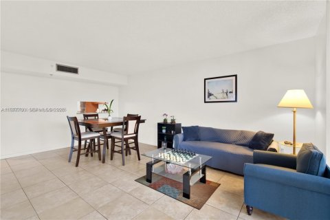 Condo in Miami, Florida, 2 bedrooms  № 2042330 - photo 11