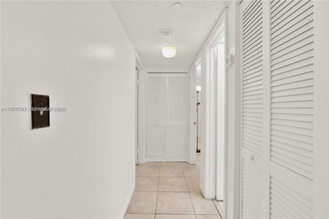 Condo in Miami, Florida, 2 bedrooms  № 2042330 - photo 13