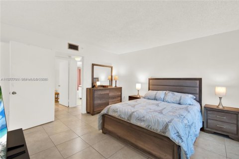 Condo in Miami, Florida, 2 bedrooms  № 2042330 - photo 19