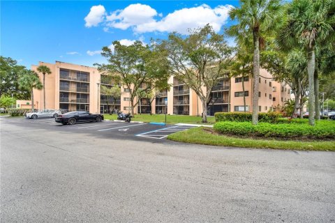 Condo in Miami, Florida, 2 bedrooms  № 2042330 - photo 1