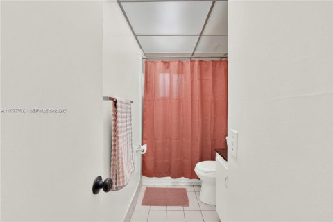 Condo in Miami, Florida, 2 bedrooms  № 2042330 - photo 15