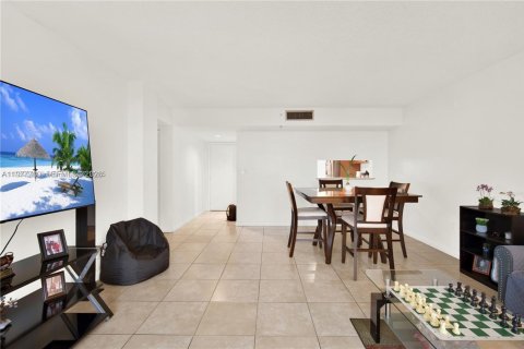 Condo in Miami, Florida, 2 bedrooms  № 2042330 - photo 12