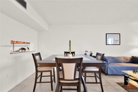 Condo in Miami, Florida, 2 bedrooms  № 2042330 - photo 9