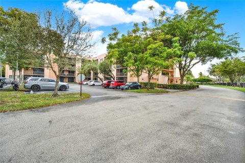 Condo in Miami, Florida, 2 bedrooms  № 2042330 - photo 25