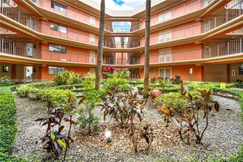 Condo in Miami, Florida, 2 bedrooms  № 2042330 - photo 2