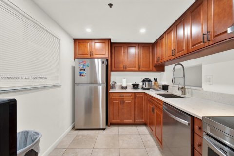 Condo in Miami, Florida, 2 bedrooms  № 2042330 - photo 5