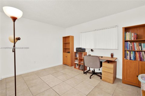 Condo in Miami, Florida, 2 bedrooms  № 2042330 - photo 14