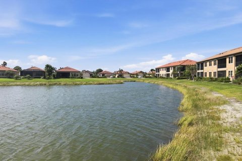 Condo in Venice, Florida, 2 bedrooms № 2352313 - photo 12