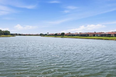 Condo in Venice, Florida, 2 bedrooms № 2352313 - photo 11