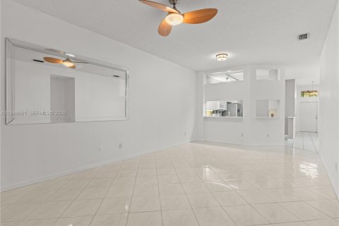 Villa ou maison à vendre à Tamarac, Floride: 2 chambres, 146.79 m2 № 2004655 - photo 3