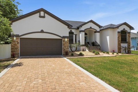 House in Homosassa, Florida 3 bedrooms, 236.16 sq.m. № 2239588 - photo 2