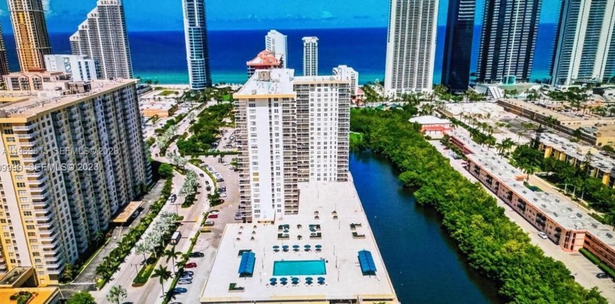 Condo à Sunny Isles Beach, Floride, 2 chambres  № 2030354