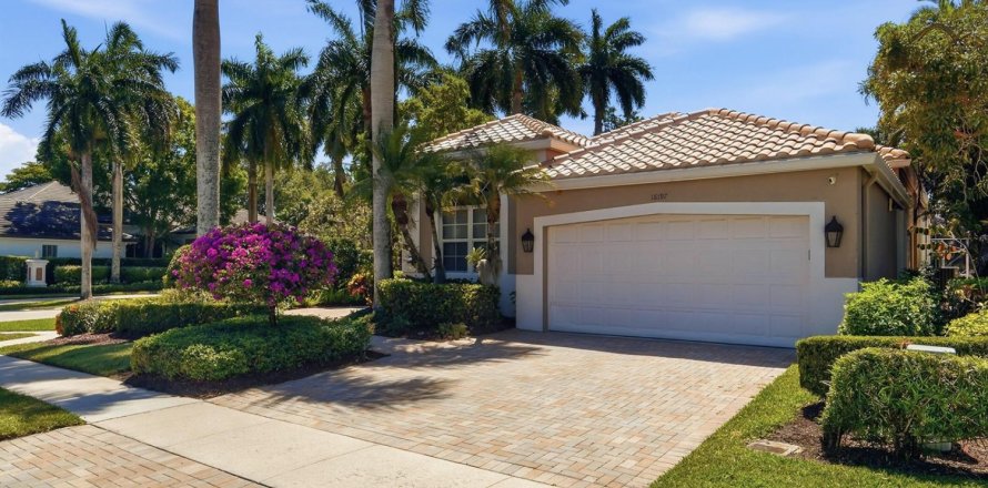 House in Delray Beach, Florida 3 bedrooms, 262.82 sq.m. № 2245712