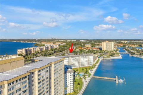 Condo in Saint Petersburg, Florida, 2 bedrooms  № 2144741 - photo 2