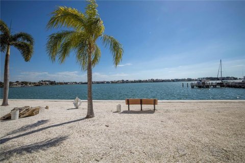 Condo in Saint Petersburg, Florida, 2 bedrooms  № 2144741 - photo 4