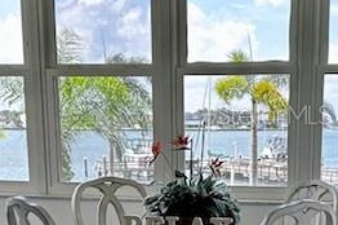Condo in Saint Petersburg, Florida, 2 bedrooms  № 2144741 - photo 27