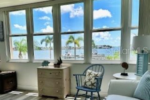 Condo in Saint Petersburg, Florida, 2 bedrooms  № 2144741 - photo 23