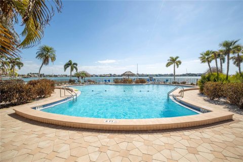 Condo in Saint Petersburg, Florida, 2 bedrooms  № 2144741 - photo 3