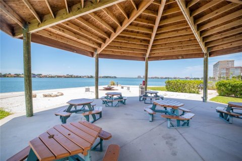 Condo in Saint Petersburg, Florida, 2 bedrooms  № 2144741 - photo 11