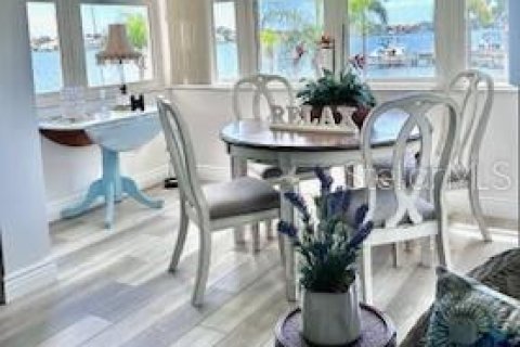 Condo in Saint Petersburg, Florida, 2 bedrooms  № 2144741 - photo 25
