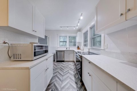 Casa en venta en Miami, Florida, 2 dormitorios, 90.3 m2 № 1968808 - foto 7