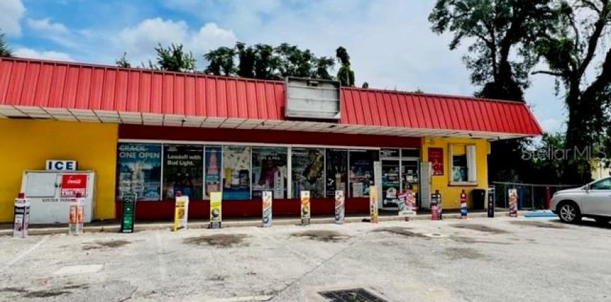 Commercial property in DeLand, Florida 238.02 sq.m. № 2299135