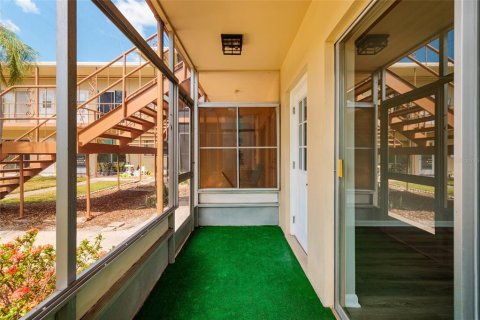 Condo in Saint Petersburg, Florida, 2 bedrooms № 2393613 - photo 19