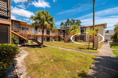Condo in Saint Petersburg, Florida, 2 bedrooms № 2393613 - photo 17