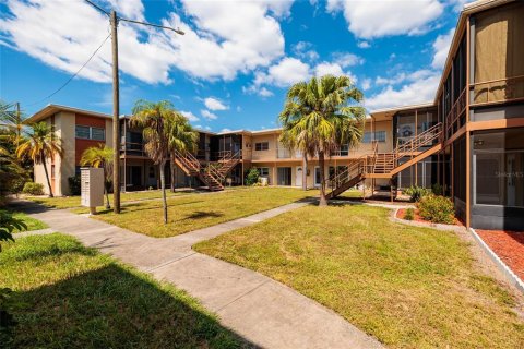 Condo in Saint Petersburg, Florida, 2 bedrooms № 2393613 - photo 18