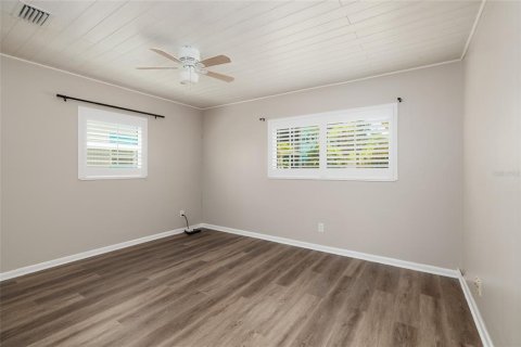 Condo in Saint Petersburg, Florida, 2 bedrooms № 2393613 - photo 22