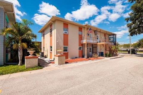 Condo in Saint Petersburg, Florida, 2 bedrooms  № 2393613