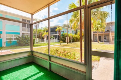 Condo in Saint Petersburg, Florida, 2 bedrooms № 2393613 - photo 15