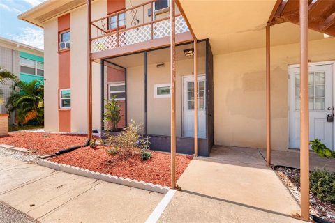 Condo in Saint Petersburg, Florida, 2 bedrooms № 2393613 - photo 4