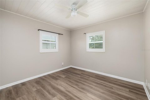 Condo in Saint Petersburg, Florida, 2 bedrooms № 2393613 - photo 27