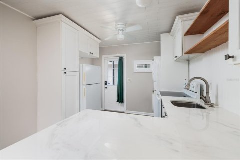 Condo in Saint Petersburg, Florida, 2 bedrooms № 2393613 - photo 6