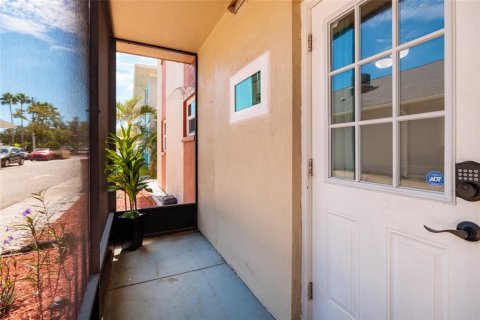 Condo in Saint Petersburg, Florida, 2 bedrooms № 2393613 - photo 5
