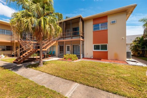 Condo in Saint Petersburg, Florida, 2 bedrooms № 2393613 - photo 16