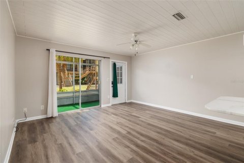 Condo in Saint Petersburg, Florida, 2 bedrooms № 2393613 - photo 13