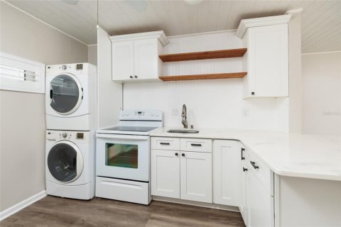 Condo in Saint Petersburg, Florida, 2 bedrooms № 2393613 - photo 7