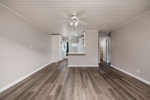 Condo in Saint Petersburg, Florida, 2 bedrooms № 2393613 - photo 11