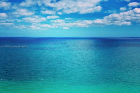 Copropriété à louer à Hallandale Beach, Floride: 2 chambres, 165.55 m2 № 2051419 - photo 2